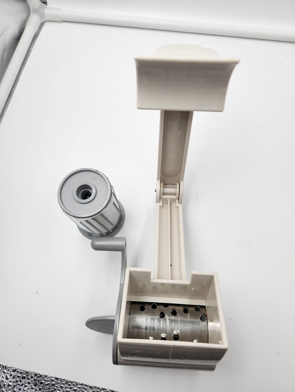 The Pampered Chef Deluxe Cheese Grater 1275 With 2 blades